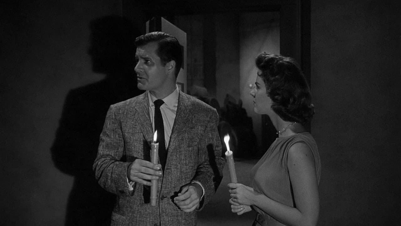 House on Haunted Hill still 8