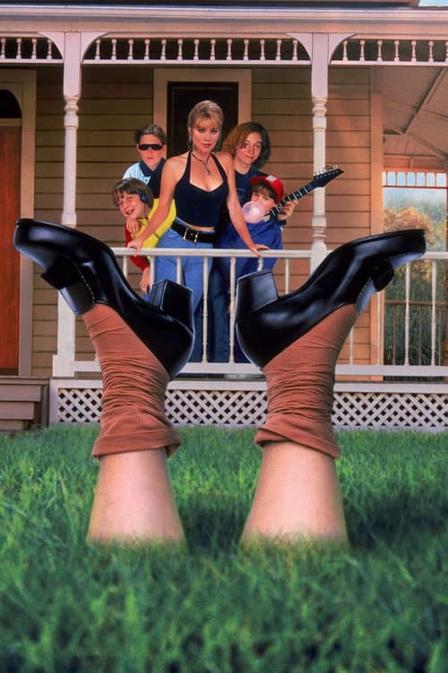 Don't Tell Mom the Babysitter's Dead still 8